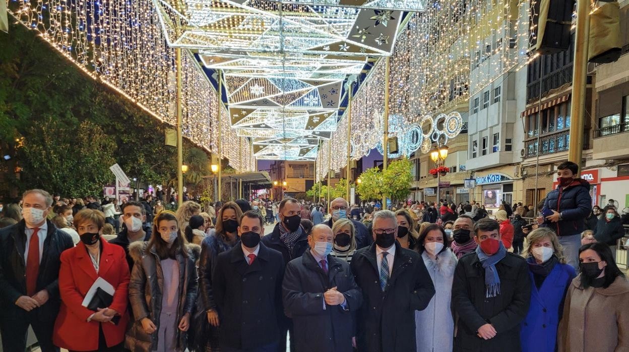 Autoridades, este viernes, en Puente Genil durante la inauguración del alumbrado de Navidad
