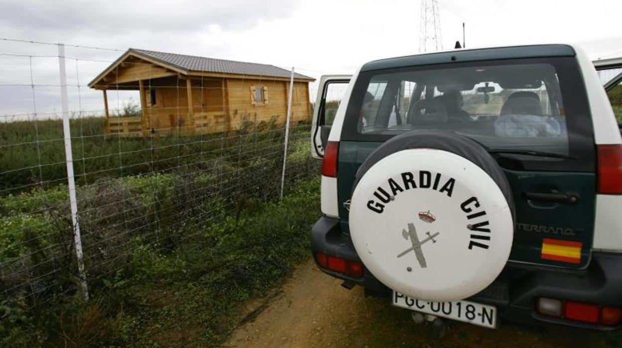 Una patrulla de la Guardia Civil vigila la construcción de casas en terrenos rústicos de Sevilla