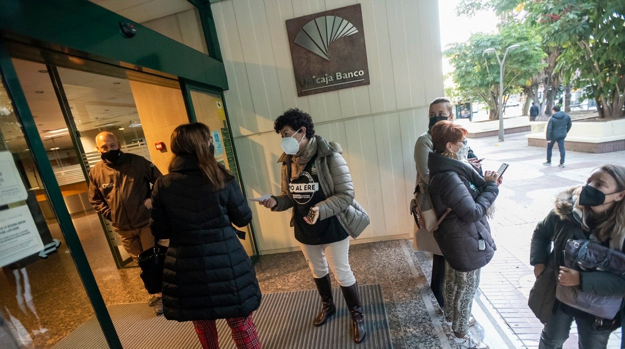 El piquete en la puerta de la sede central de Unicaja en Málaga