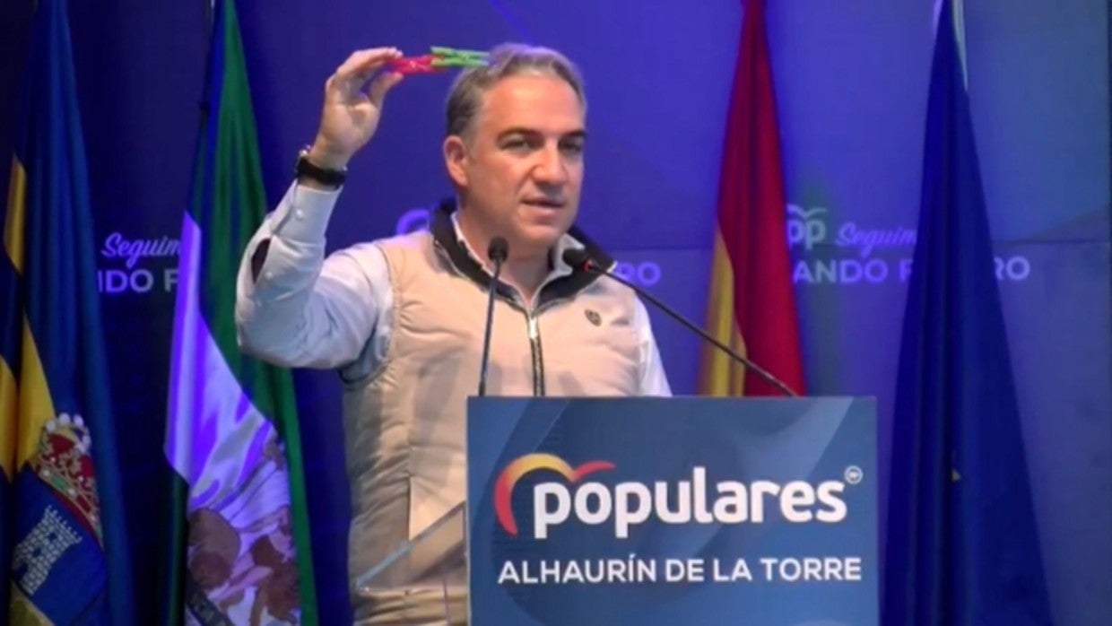 El portavoz del Gobienro andaluz y consejero de Presidencia, ERlías bendodo muestra un pinza en un acto del PP