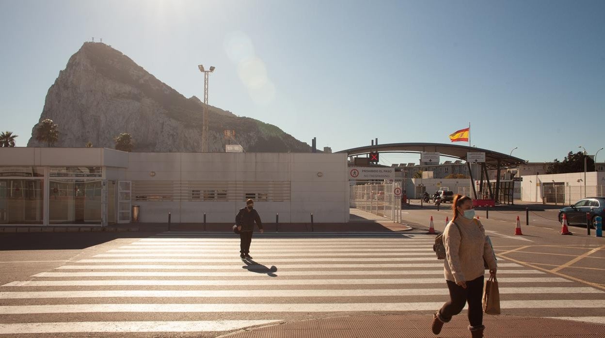 Imagen de la Aduana de La Línea de la Concepción con el Peñón al fondo