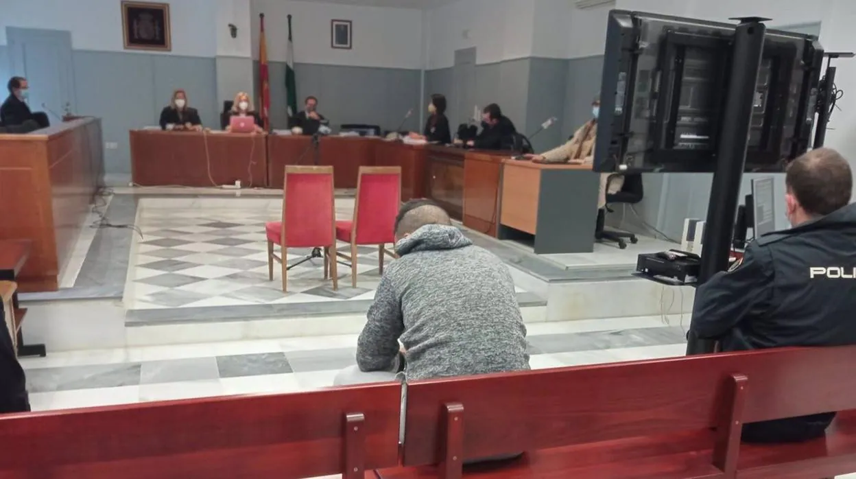H.B. , acusado de violar e intentar matar a una agente, en el inicio del juicio en la Audiencia de Almería
