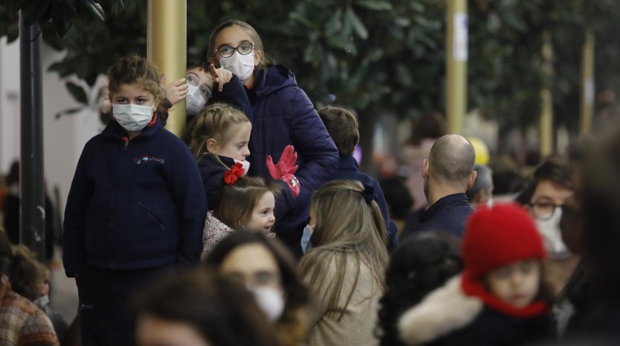 Un grupo de niños en la calle Cruz Conde de Córdoba el pasado viernes
