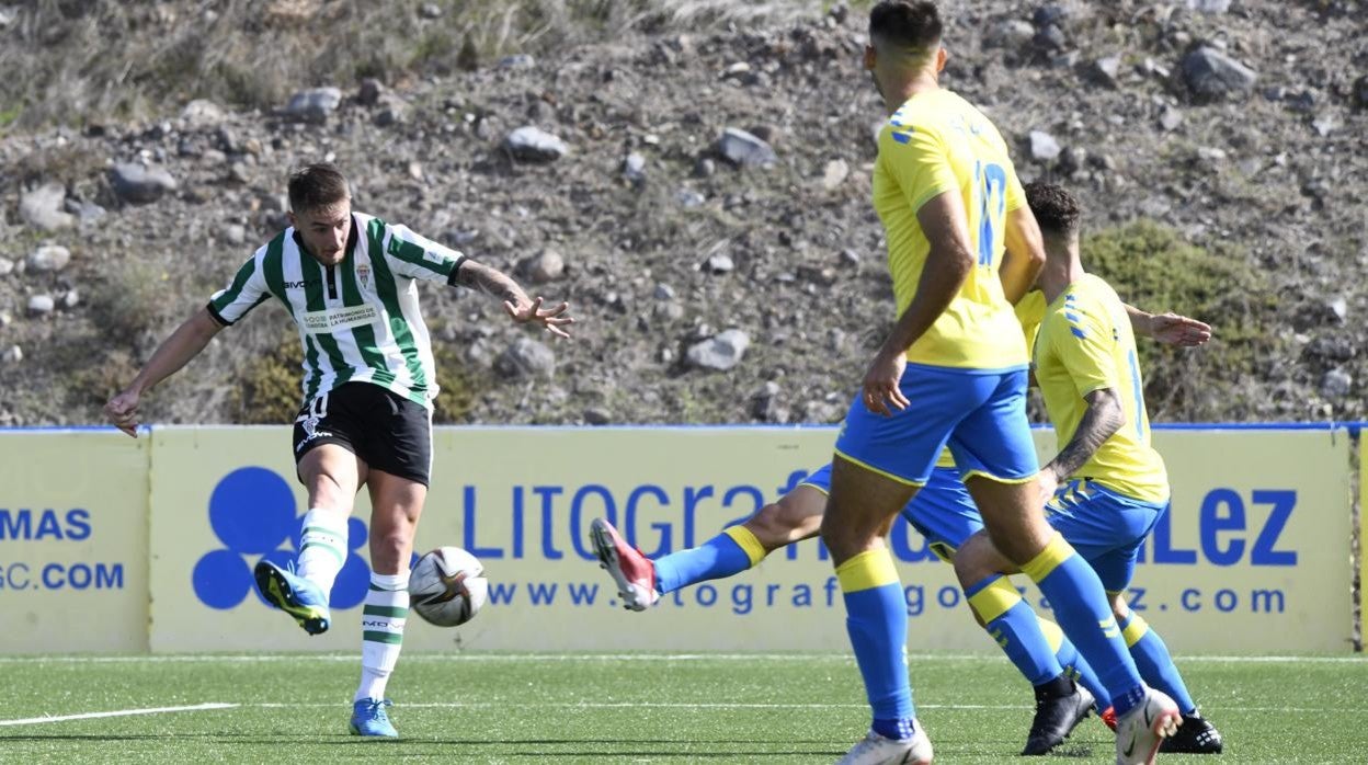Antonio Casas dispara a portería en una acción del partido de este domingo ante Las Palmas Atlético