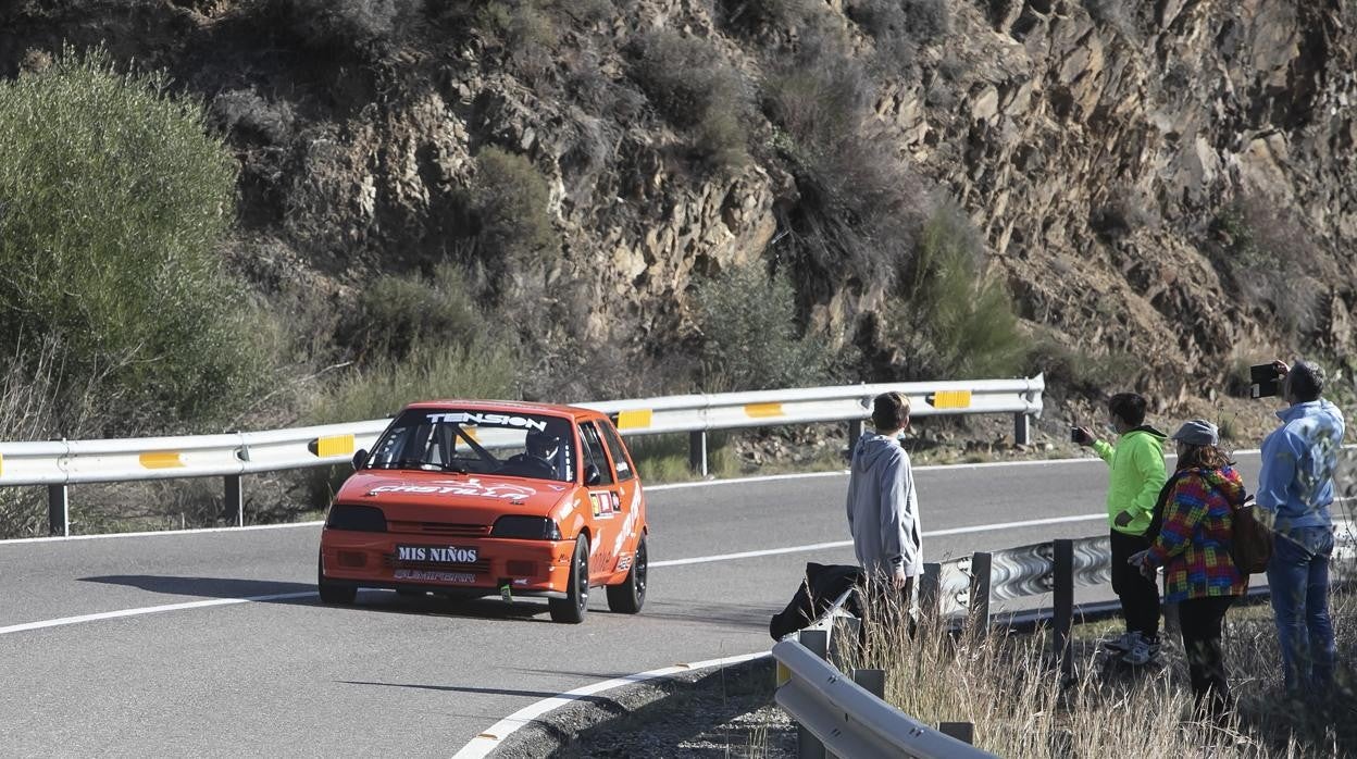 Varios espectadores observan y graban a un vehículo en la Subida a Trassierra