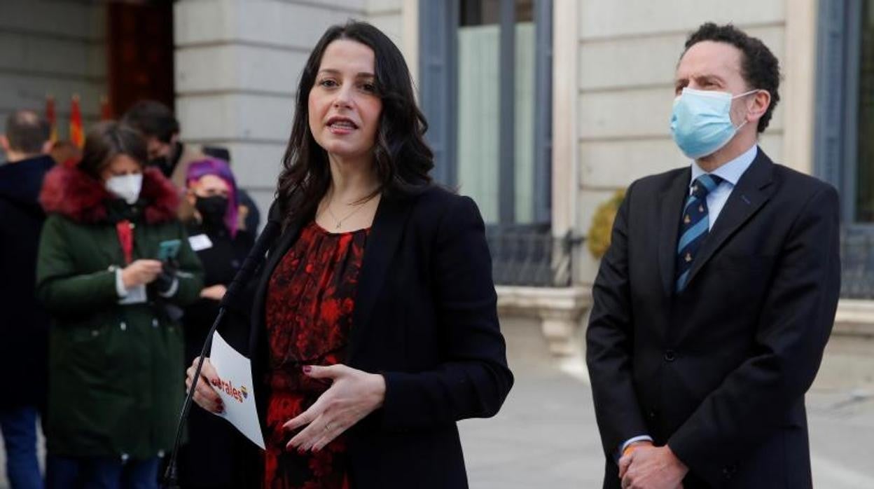 La líder de Ciudadanos, Inés Arrimadas (i) y su portavoz parlamentario, Edmundo Bal (d), este lunes en Madrid