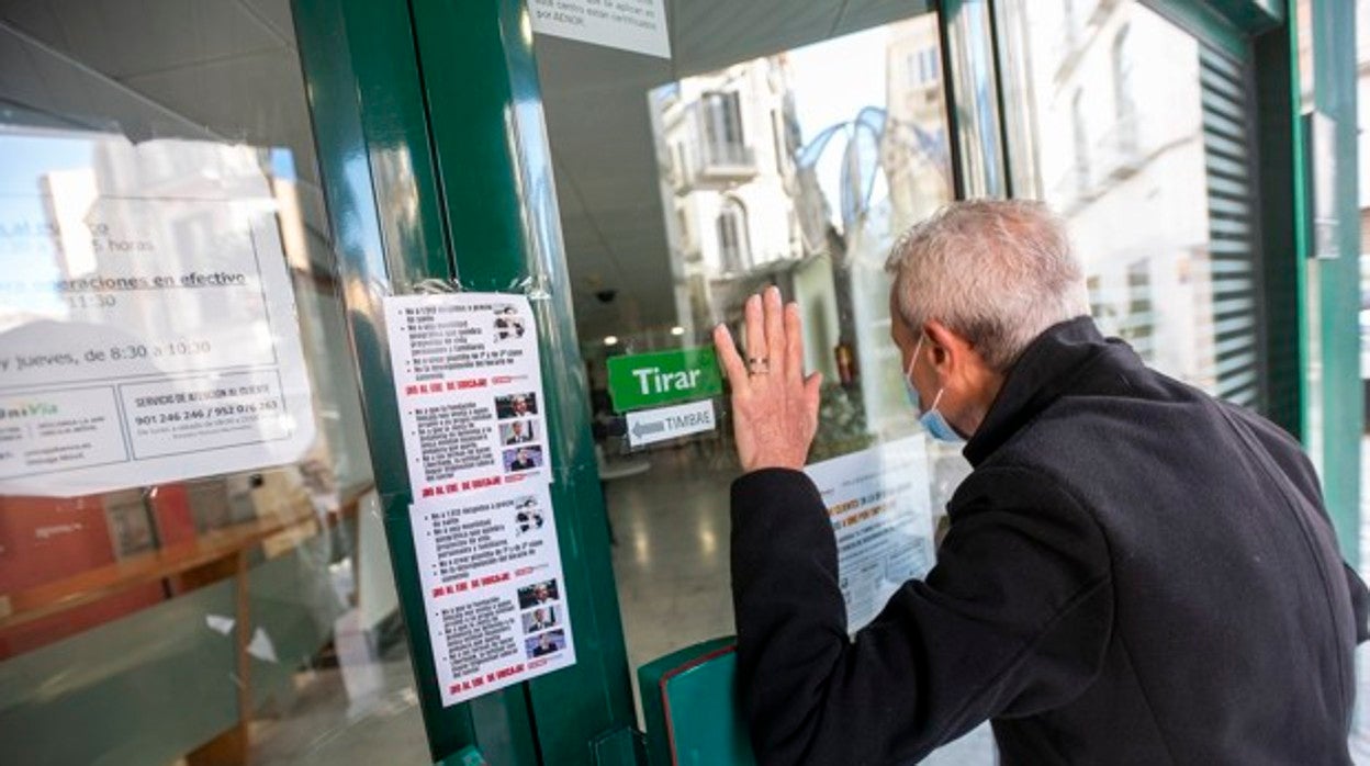 Una de las oficinas de Unicaja cerradas durante los días de huelga