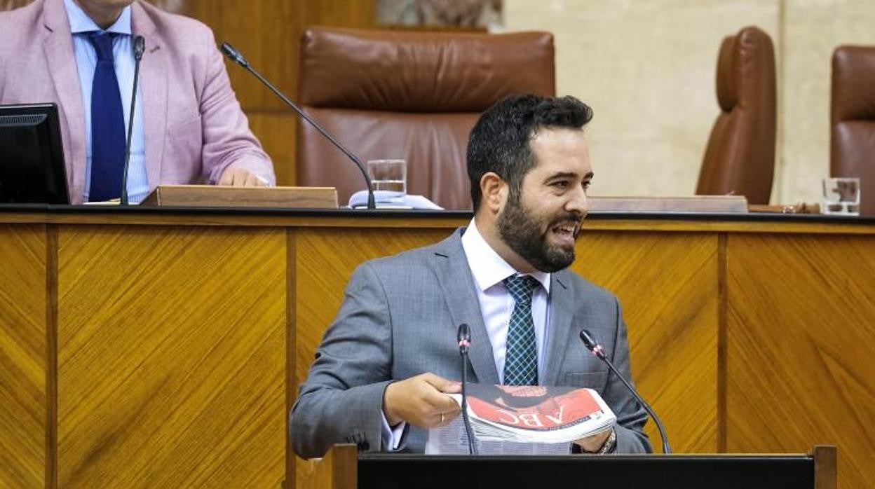 El diputado Fran Carrillo, en la tribuna del Parlamento