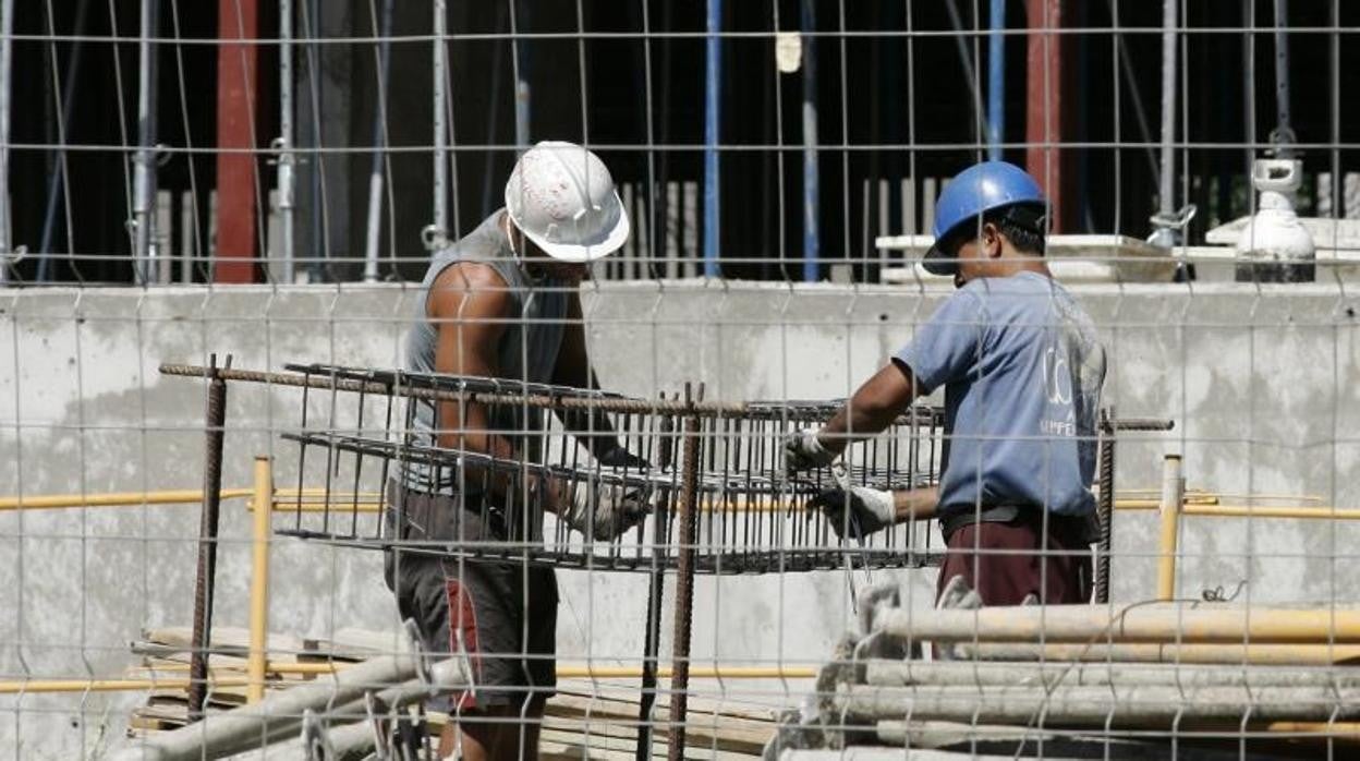 Albañiles trabajando en las obras de una edificación