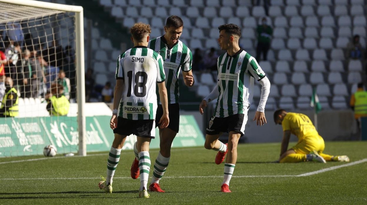 Fuentes celebra el 4-0 del Córdoba CF con el portero del San Mateo Hormiga, hundido al fondo