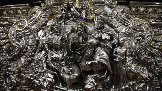 Cuando el perro de Romero de Torres se quedó en el frontal del paso de la Virgen de la Trinidad de Córdoba
