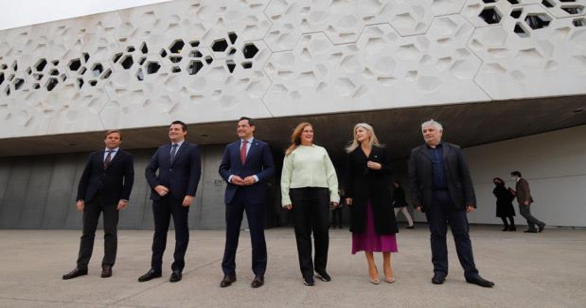 Las autoridades junto a Francesca Thyssen-Bornemisza en la puerta de acceso al Centro de Creación Contemproánea (C3A)
