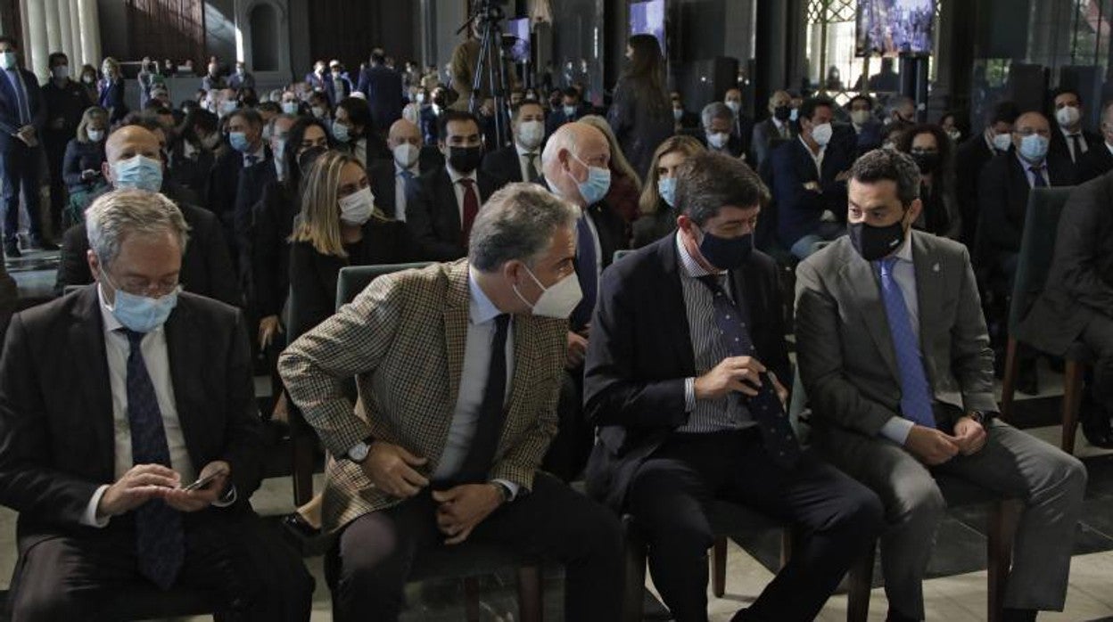 Imagen del acto celebrado en el Palacio de San Telmo con el presidente Juanma Moreno y el vicepresidente Juan Marín en la primera fila