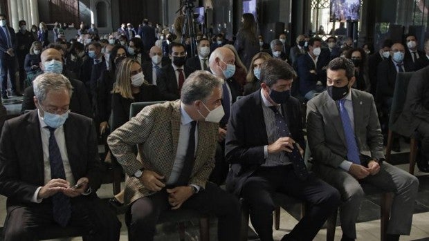 El sector económico se alía con Juanma Moreno para eliminar burocracia