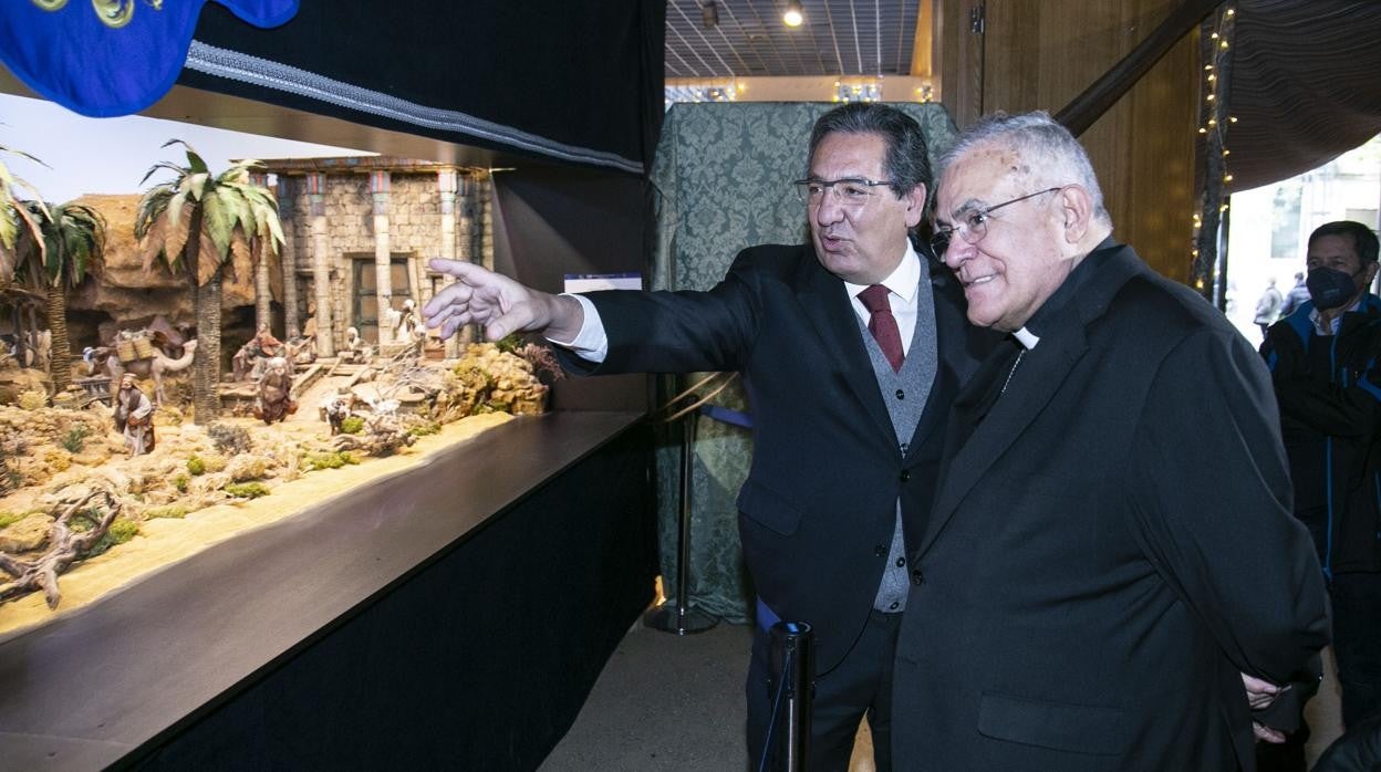 El prelado, con Antonio Pulido en la bendición del Belén de Cajasol, este lunes en Córdoba