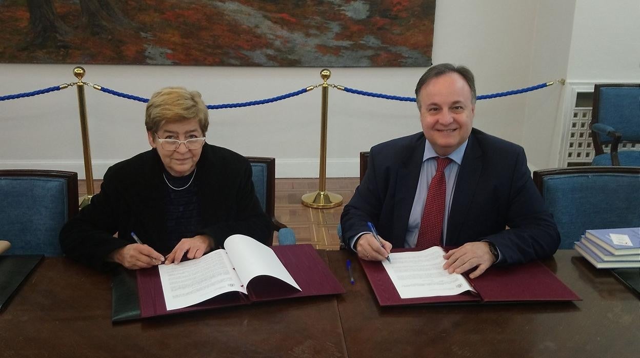 Muriel Palomino, en su etapa como secretario general técnico de Exteriores, en la firma de un convenio