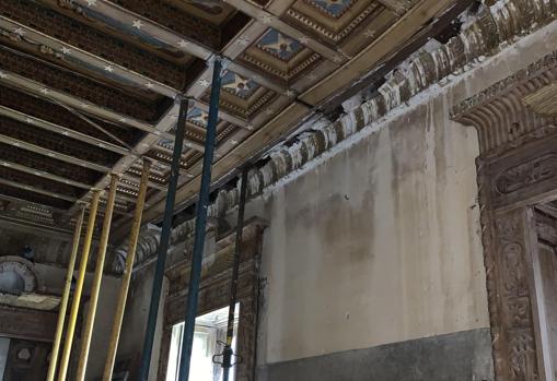 Unos puntales de obra sostienen el artesonado de madera