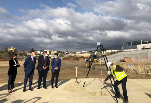 La delegada del Gobierno andaluz, Patricia Navarro, el consejero Javier Imbroda, el alcalde Josele González y el presidente Juanma Moreno durante la introducción de la urna del tiempo