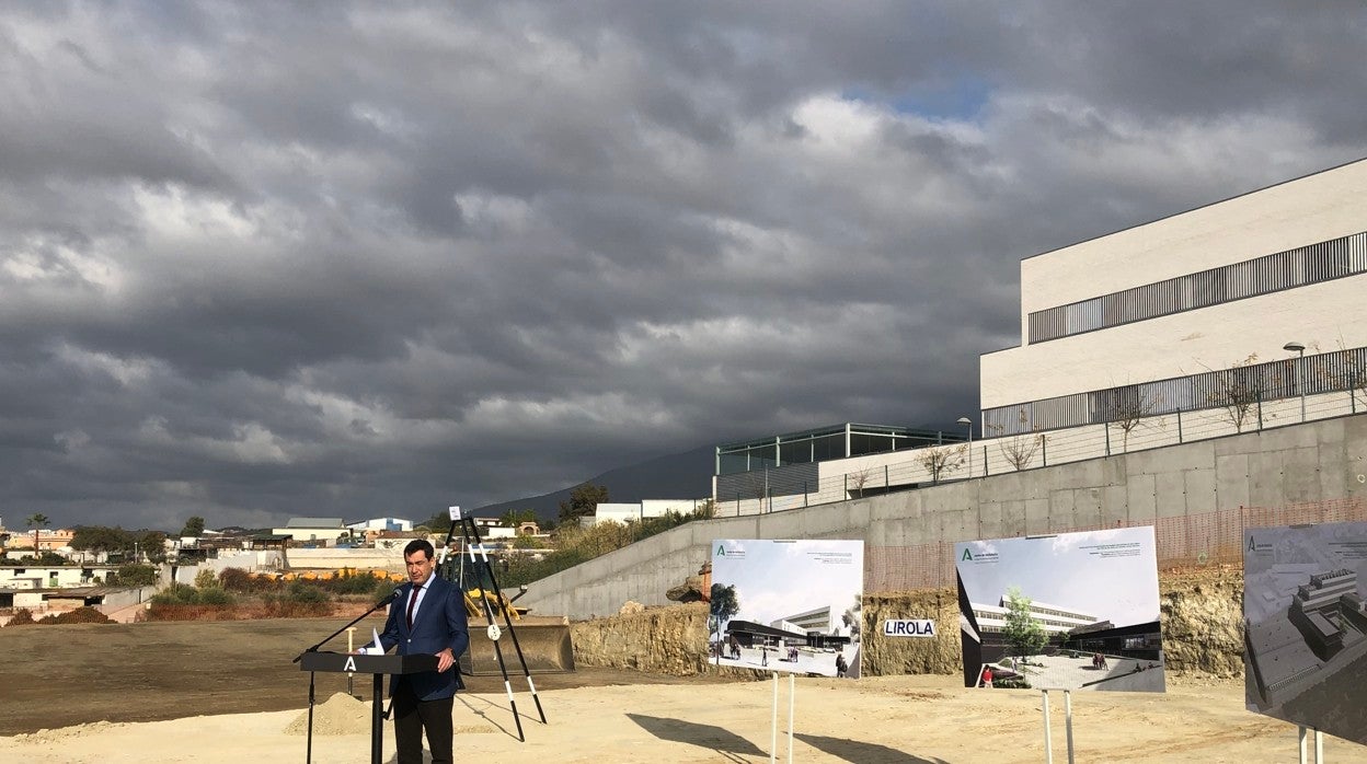 El presidente con los planos del nuevo instituto de Mijas