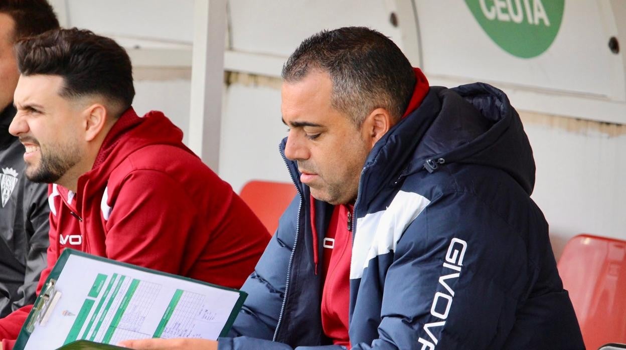 Germán Crespo revisa las alineaciones antes del partido ante el Ceuta