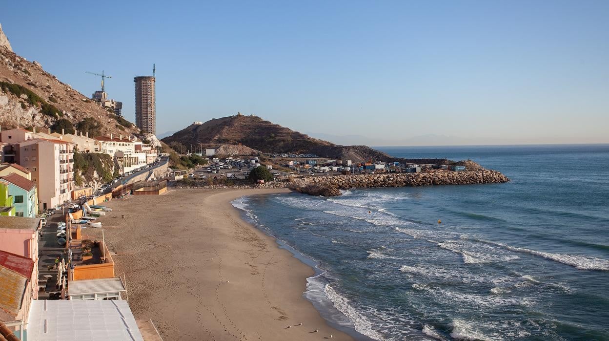 Al fondo, la montaña de rellenos y una de las torres levantadas en terrenos ganados al mar