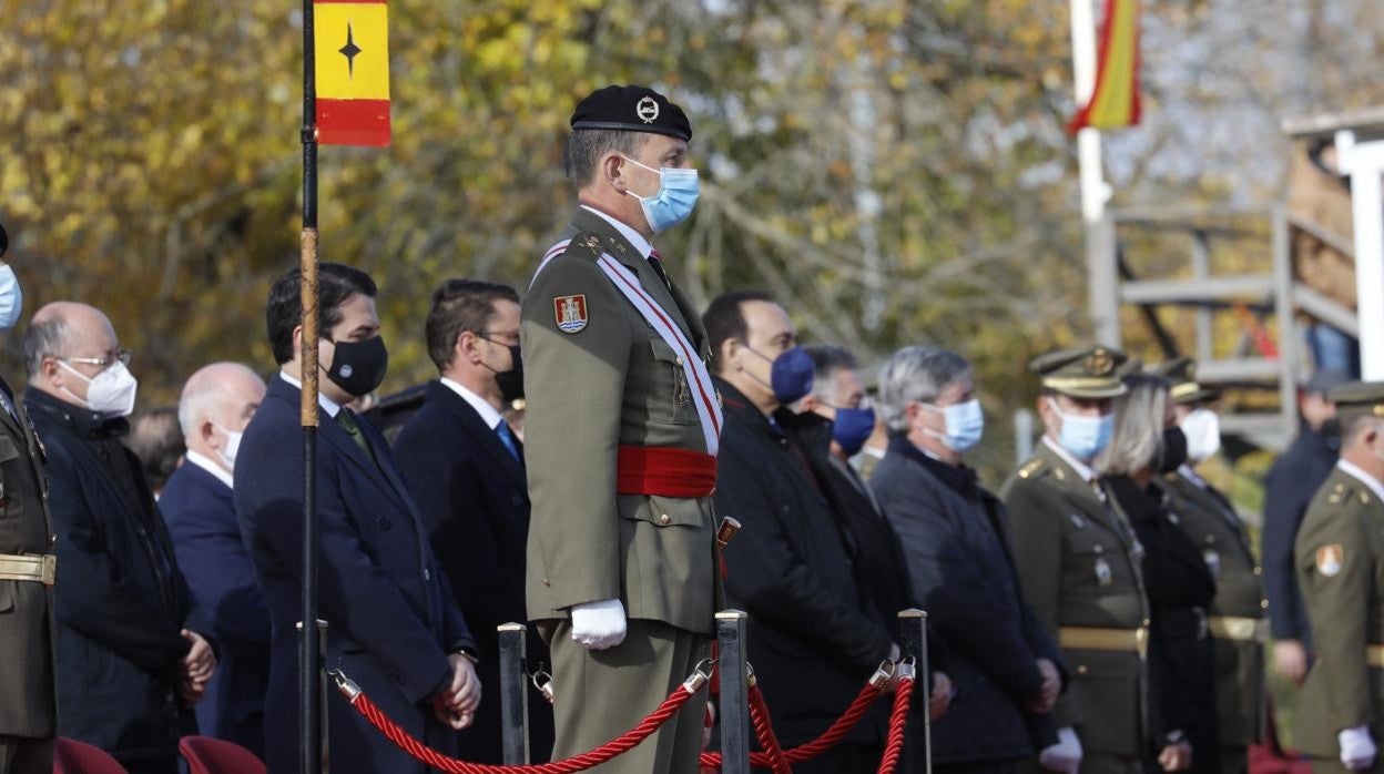 El general Ignacio Olazábal preside el desfile del Día d la Inmaculada en la Base de Cerro Muriano