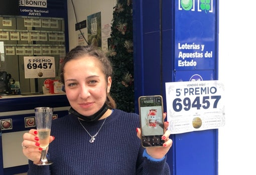 Ana Isabel con la imagen del Kinder Sopresa con el décimo en su móvil