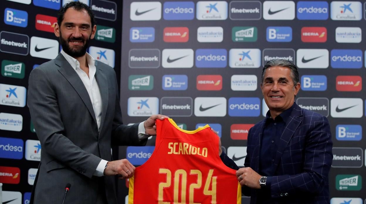 El seleccionador nacional de España, Sergio Scariolo (d), en su renovación con Garbajosa