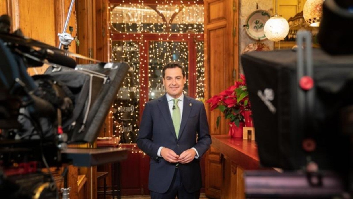 Juanma Moreno, durante su discurso navideño en la taberna Granados de Granada