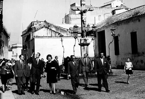 Don Juan Carlos y Doña Sofía, en 1964, entonces Príncipes, se dirigen a la iglesia de los Dolores