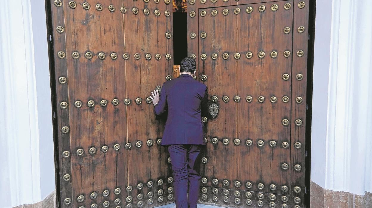 El presidente de la Junta, Juanma Moreno, abriendo las puertas de la capilla que hay en el interior del Palacio de San Telmo