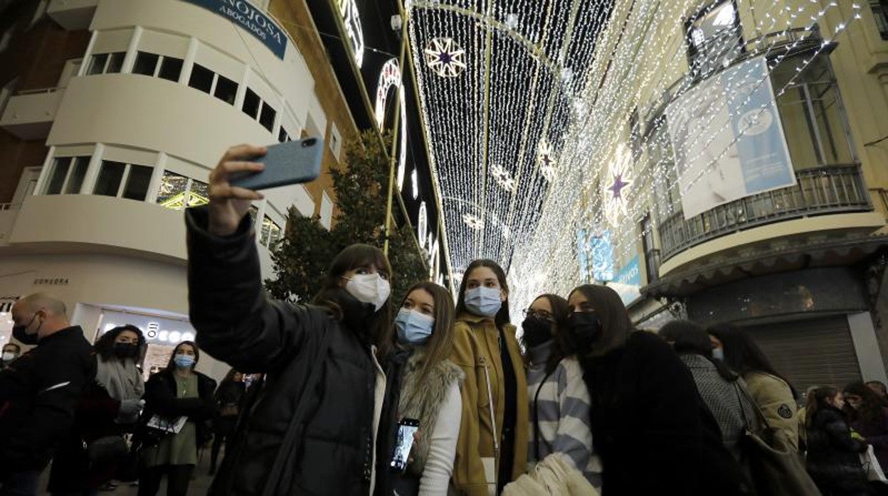 Un grupo de jóvenes se hace una fotografía en Córdoba