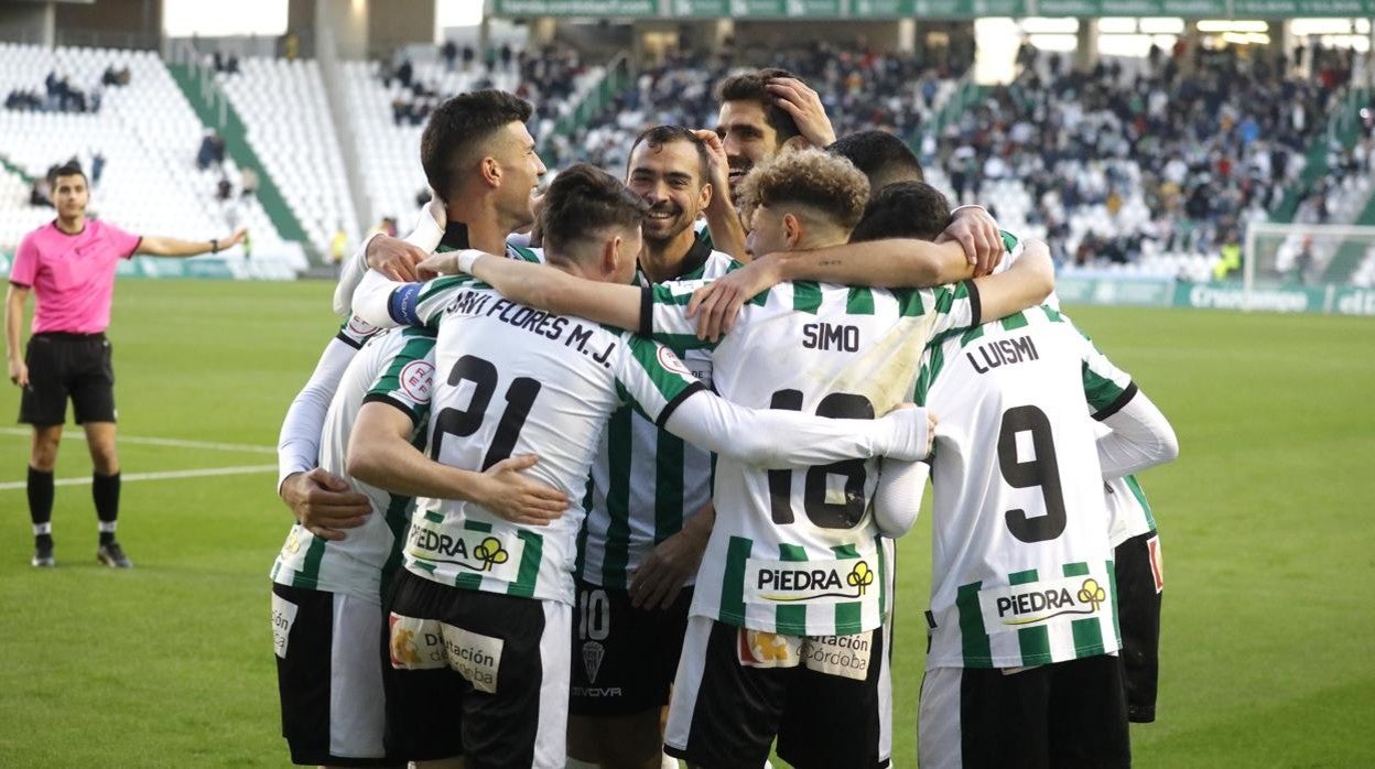 Los jugadores del Córdoba CF celebran un gol de la vidtoria ante el Vélez de este domingo en El Arcángel