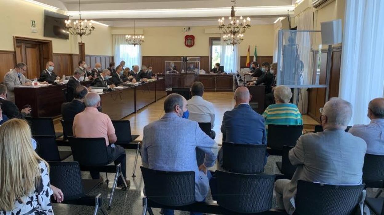 Los acusados, de espaldas, en el juicio por el ERE de Acyco juzgado en 2020