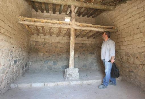 Interior de una de las viviendas reconstruidas en Almedinilla