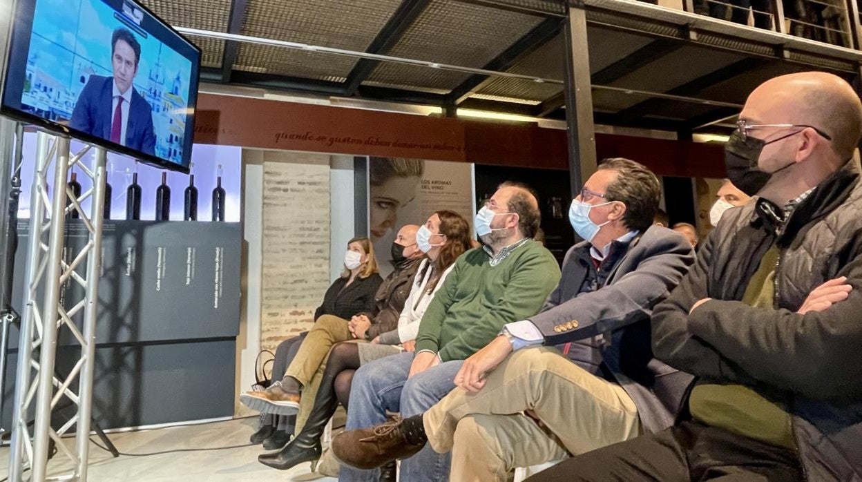 Por problemas de agenda Teodoro García Egea no pudo asistir al acto e hizo una teleconferencia con una imagen del Rocío como fondo