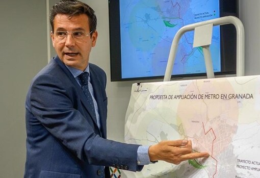 Paco Cuenca, alcalde de Granada, presentando su alternativa al Metro por el centro en el día de ayer