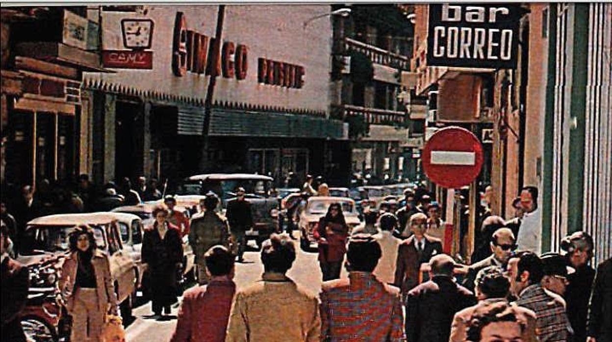 Fachada de los grandes almacenes en la calle Jesús y María, a comienzos de los 70