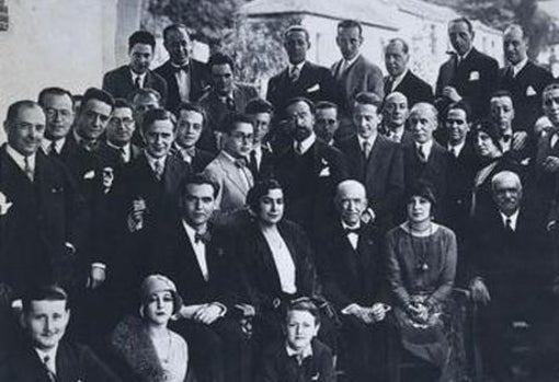 Lorca junto a Falla en el centro de la foto durante la celebración del concurso en 1922