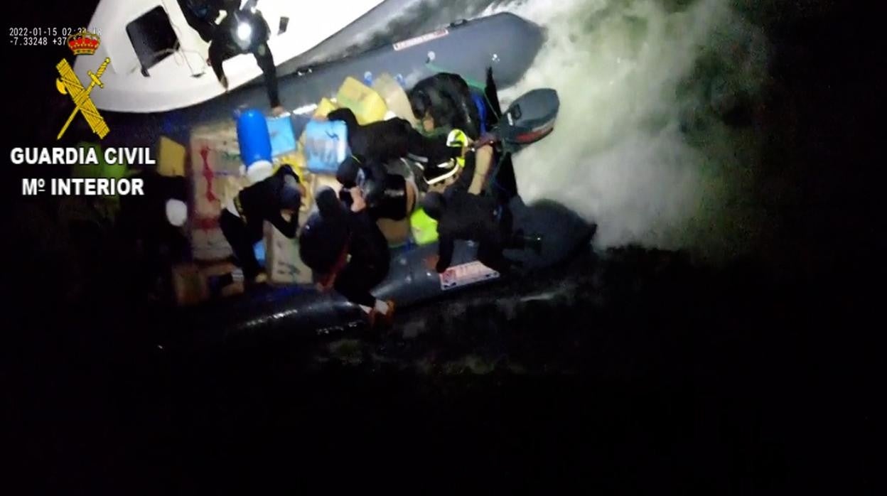 La Guardia Civil aborda la embarcación cargada de droga