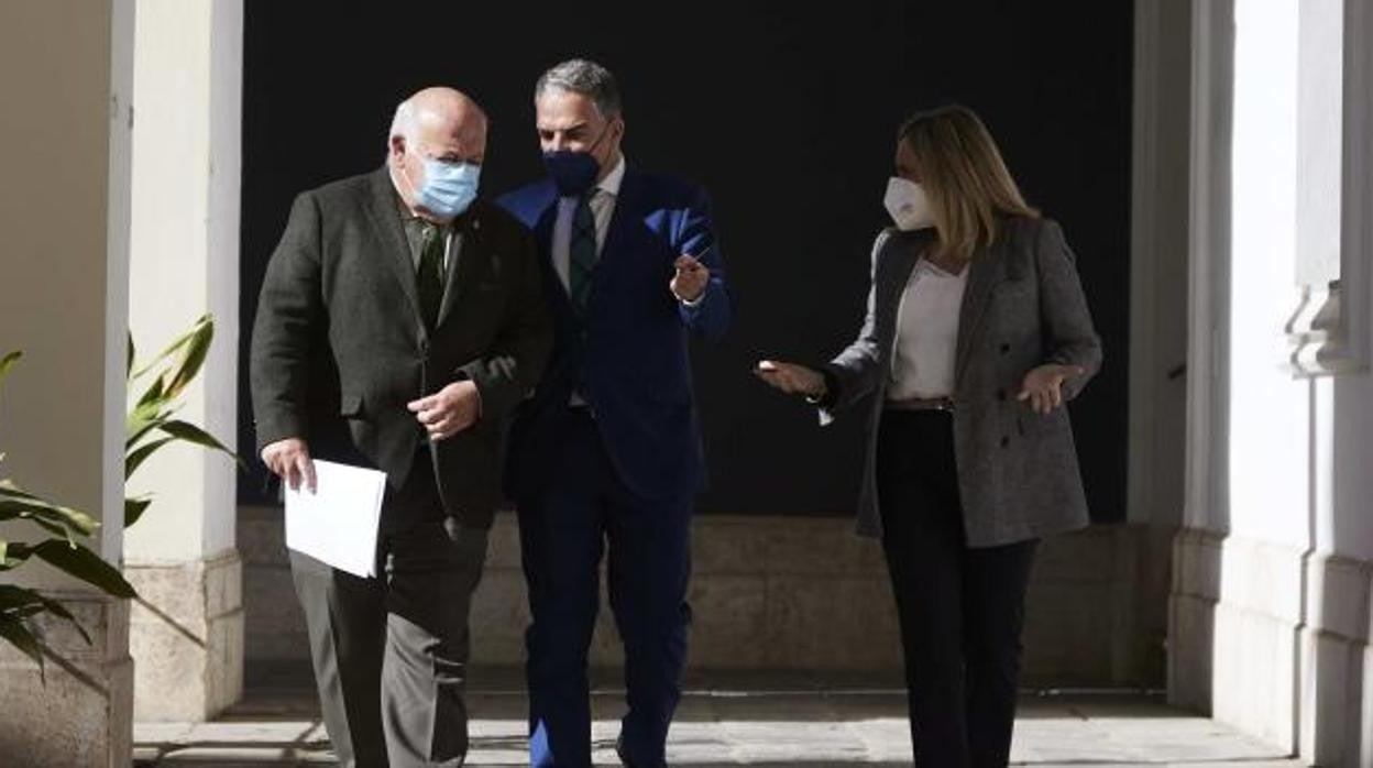 Los consejeros de Salud, Jesús Aguirre, el de Presidencia, Elías Bendodo, y la de Fomento, Marifrán Carazo, ayer en el Palacio de San Telmo