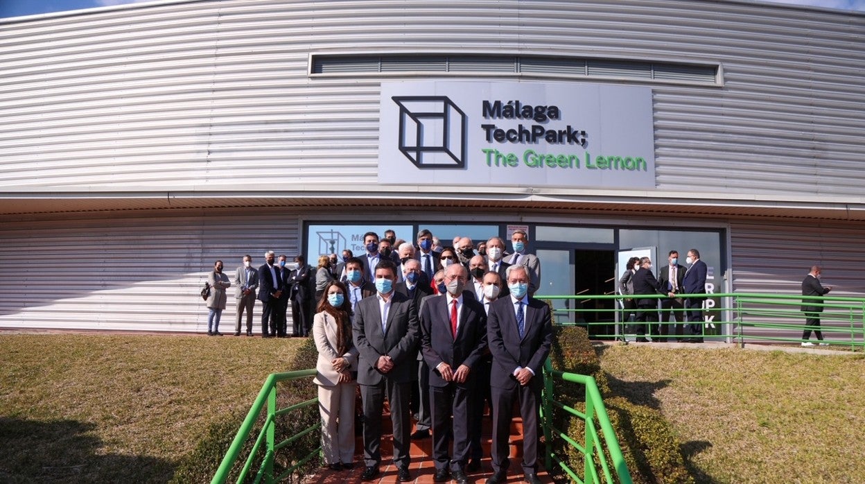 Foto de familia tras la reunión de constitución de Innova IRV, en el Málaga TechPark