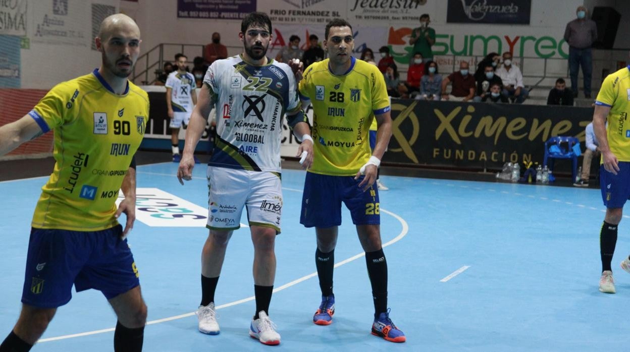 El pivote Javi García, en el partido del Ximénez ante el Bidasoa