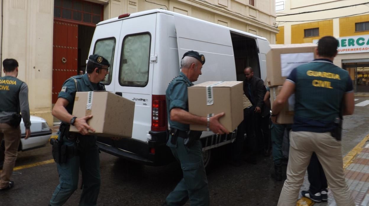 Agentes de la Guardia Civil sacan documentación del Ayuntamiento de Peñarroya el 22 de octubre de 2013