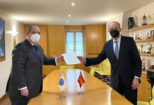 El secretario general de la BIE, Dimitri S. Kerkentzes, y el embajador de España en Francia, Victorio Redondo