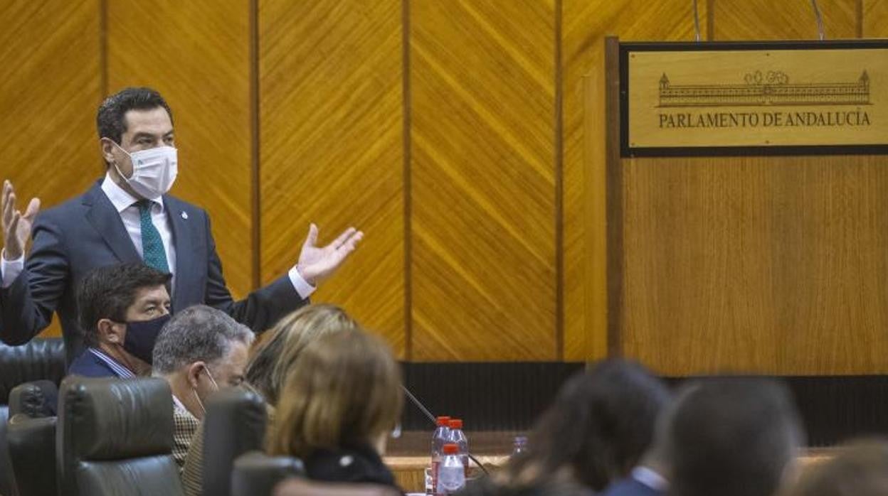 El presidente de la Junta, Juanma Moreno, en uno de los últimos plenos del período ordinario