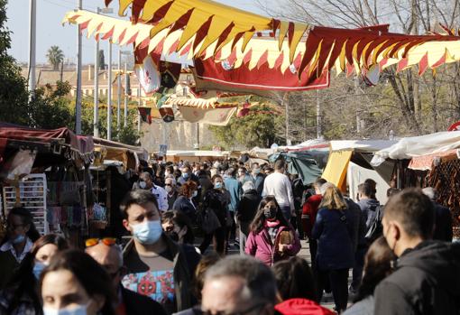 El público se dejó sentir en el Mercado Renacentista nada más inaugurarse
