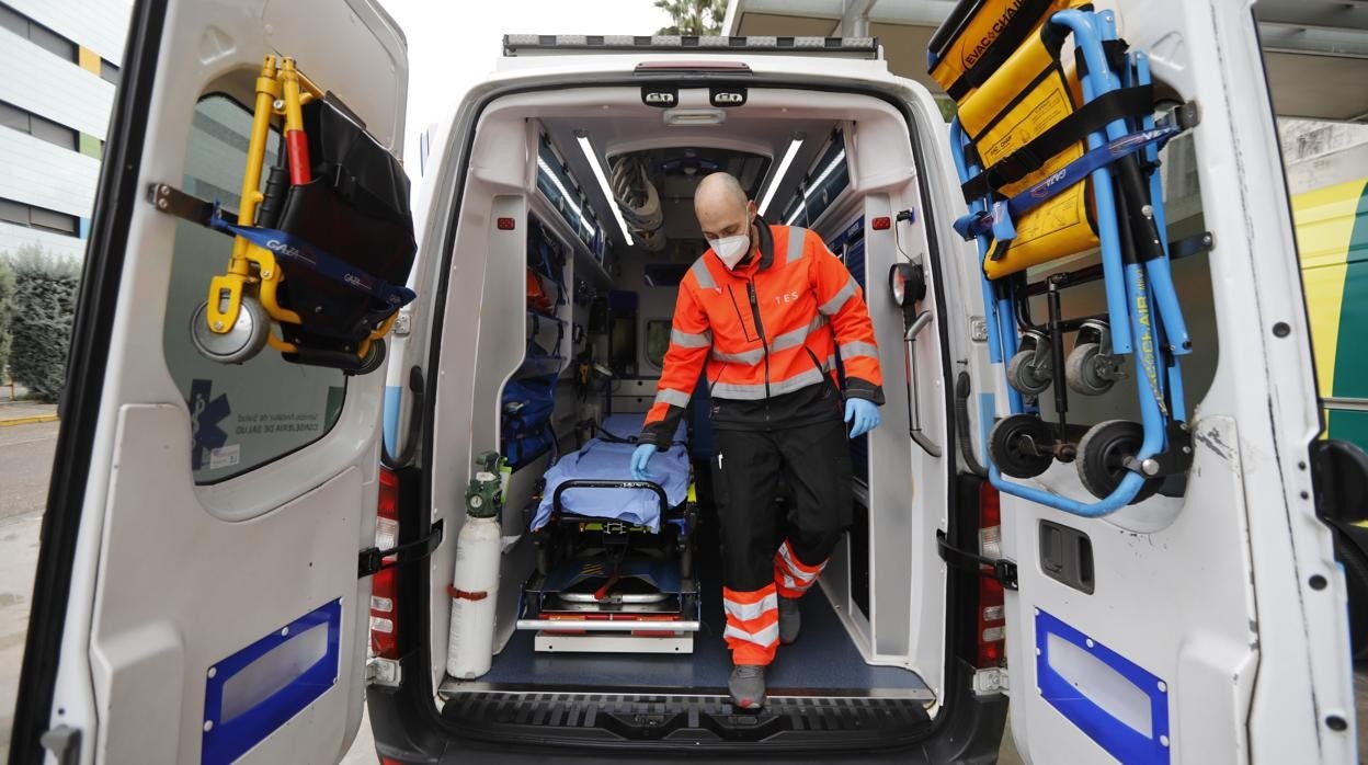 Un profesional sanitario en una ambulancia aparcada en el Reina Sofía