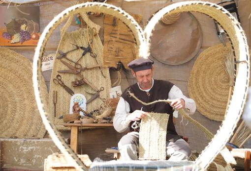 Artesano del esparto en el Mercado Renacentista de Córdoba