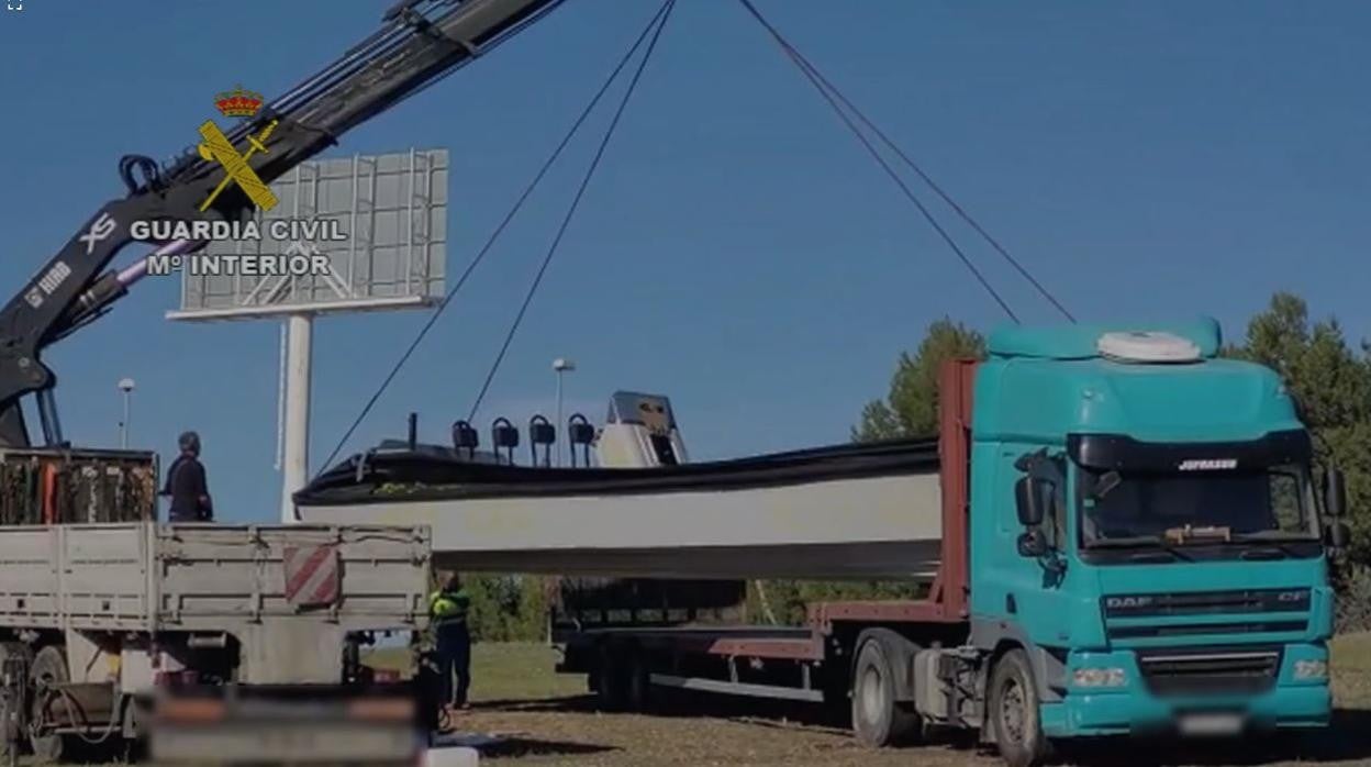 Retirada de una de las 'narcolanchas'